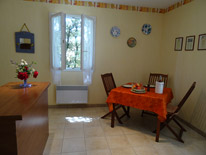 Le coin salle à manger-cuisine du gite des amis en sud Ardèche